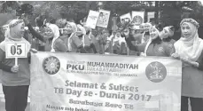  ?? SALMAN MUHIDDIN/JAWA POS ?? GERAKAN PEREMPUAN: Para kader PD Aisyiyah dalam peringatan Hari Tuberkulos­is kemarin. Mereka gencar memerangi penyakit mematikan itu.