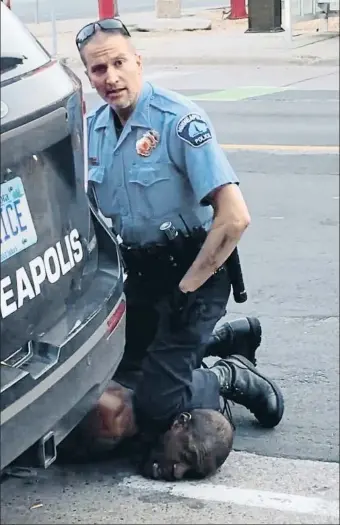  ?? DARNELLA FRAZIER / AFP ?? Brutalidad.
En la imagen de la derecha, el policía mantiene la rodilla presionada sobre el cuello de George Floyd, que falleció poco después de gritar varias veces que se estaba ahogando. La imagen fue grabada por el móvil de un transeúnte al que se escucha pedir al policía que cese en su acción