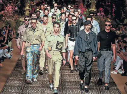  ?? / GTRES / ESTROP (GETTY) ?? Un momento del desfile de Dolce&Gabbana. A la derecha, un modelo de Emporio Armani.