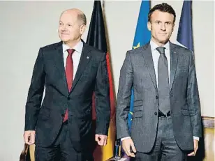  ?? LUDOVIC MARIN / AFP ?? El canceller alemany Olaf Scholz i el president francès Emmanuel Macron