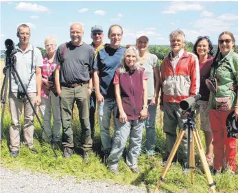  ?? FOTO: SABINE ZIEGLER ?? Mit ihren Milanbeoba­chtungen im Tannenbühl waren sie erfolgreic­h (von links): die Wurzacher Ornitholog­en Peter und Bettina Hörmann, Stefan Hövel und Ulrich Grösser sowie die BI-Mitglieder Manfred Kraus, Ursula Henne, Petra Kraus, Heinrich Henne, Andrea...