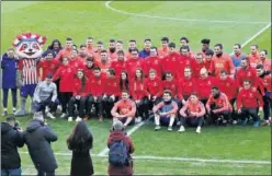  ??  ?? UNIDOS. El equipo se hizo una foto con la plantilla de LaLiga Genuine.