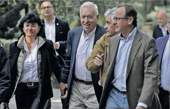  ?? ISMAEL HERRERO / EFE ?? El ministro de Exteriores, José Manuel García Margallo, llegó al cónclave de Toledo con su mujer y el ministro de Sanidad, Alfonso Alonso