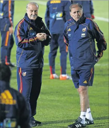  ??  ?? Toni Grande junto a Del Bosque en uno de los entrenamie­ntos de España en Sudáfrica.