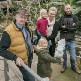  ?? FOTO JOREN DE WEERDT ?? De familie Verheyen, met links vader Charel - die een stapje terug zet en zijn dochter Els en zoon Wim.