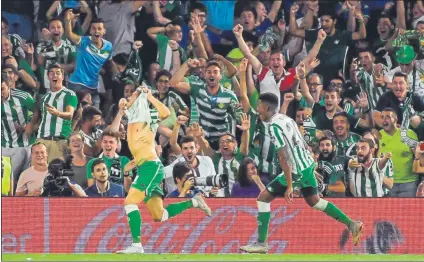  ?? FOTO: EFE ?? Joaquín se quita la camiseta tras marcar el gol de la victoria ante el eterno rival