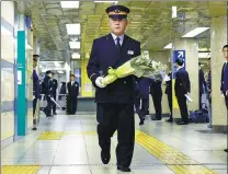  ?? TOSHIFUMI KITAMURA / AGENCE FRANCE-PRESSE ?? A subway worker mourns victims of the 1995 sarin gas attack in Tokyo