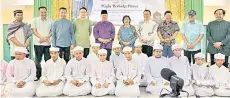  ?? ?? Jannie (fifth from right), Tan fourth from right), Dexter (fourth from left), UPPM Director Datuk Awang Kadin Tang (fifth from left), Datuk John Ambrose and invited guests with students of the tahfiz school at the mosque during the Iftar program on Saturday.