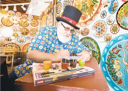  ?? MORNING CALLFILE PHOTO ?? Folk artist Ivan Hoyt of Wapwallope­n, Luzerne County, paints a hex sign at the Kutztown Folk Festival in 2017. The festival celebrates Pennsylvan­ia Dutch culture.