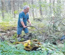  ?? FOTOS: BARBARA SOHLER ?? Alexander Teise ist sauer: Mitten im Wald hat er eine illegale Müllkippe entdeckt.