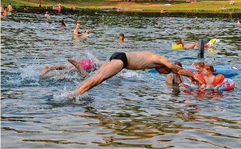  ?? Foto: Karl Aumiller ?? Badeseen wie hier der Auwaldsee bieten bei Hitze eine willkommen­e Abkühlung. Die Wasserqual­ität der Seen im Landkreis Dillingen ist hervorrage­nd – ideale Bedingunge­n also für den Urlaub daheim. Unser Foto zeigt Peter Heinle (vorne) sowie Max und Martin...