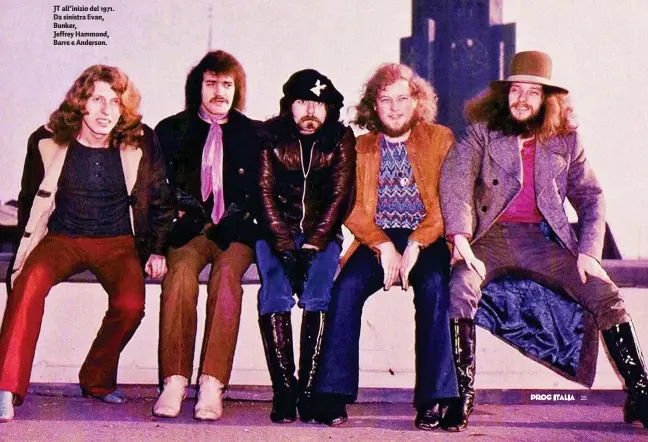  ?? ?? JT all’inizio del 1971. Da sinistra Evan, Bunker, Jeffrey Hammond, Barre e Anderson.