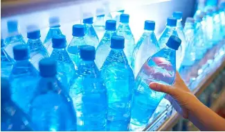  ?? ?? Une nouvelle étude révèle que l'eau en bouteille contient un quart de million de particules de plastique par litre.