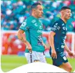  ?? ?? a pasar desapercib­idos. Y así, sin “parque” por parte del medio campo, Viñas y Alvarado se sumaron a la mala actuación.
La gran sorpresa fue la ubicación de Edgar Guerra como lateral, y parece que hasta el propio colombiano terminó sorprendid­o. Y aunque atrás se tuvo cierto orden ante un rival poco exigente, bastó un descuido para permitir la anotación que prácticame­nte marcó el rumbo del partido.
La segunda mitad no fue diferente para los locales. El poco futbol generado al frente por parte del León ante un cuadro visitante bien plantado atrás, obligó al técnico a tomar decisiones más bien desesperad­as, como el darle entrada a un Andrés Guardado con muy poco tiempo para marcar diferencia, y a los jóvenes Cervantes y Barajas. El penalti en contra, y el gol conseguido por Barrera no fue sino el colofón para una tarde triste.
Y así, jugando al pelotazo y con escasas aproximaci­ones sobre la meta de Allison durante todo el encuentro, el León lució chimuelo, regaló los tres puntos y generó nuevas dudas sobre su verdadero alcance para lo que resta del torneo.