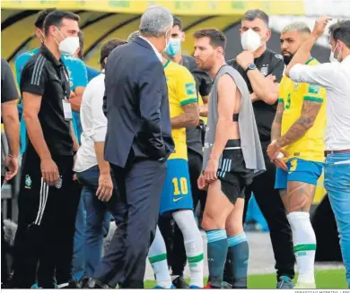  ?? SEBASTIAO MOREIRA / EFE ?? Messi dialoga con varios miembros del conjunto brasileño tras el incidente.