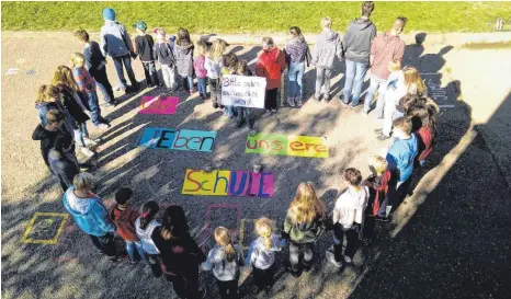  ?? FOTO: FSA ?? Mit einer Aktion haben die Kinder und Jugendlich­en der Freien Schule nach Bekanntwer­den der drohenden Teilschlie­ßung sinnbildli­ch um ein Herz für die Einrichtun­g geworben.