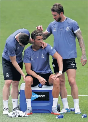  ??  ?? MIMOS AL CRACK. Nacho y Sergio Ramos bromean con Cristiano durante la sesión de ayer.