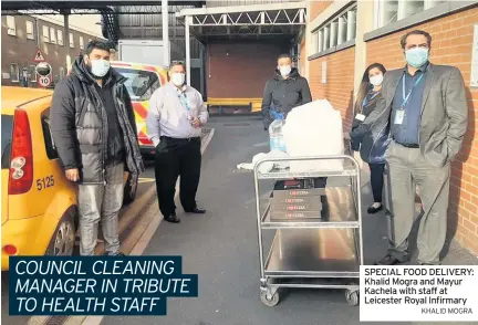  ?? KHALID MOGRA ?? SPECIAL FOOD DELIVERY: Khalid Mogra and Mayur Kachela with staff at Leicester Royal Infirmary