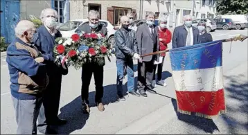  ??  ?? Les personnali­tés devant le monument aux morts