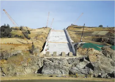  ?? Rich Pedroncell­i / Associated Press 2017 ?? Huge cranes flank the sides of the Oroville Dam spillway during reconstruc­tion work in November 2017.