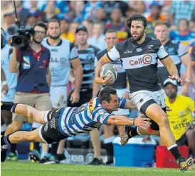  ?? /Gordon Arons/Gallo Images ?? Romping home: Marius Louw leaves Josh Stander groping fresh air during the Currie Cup final at Newlands on Saturday.