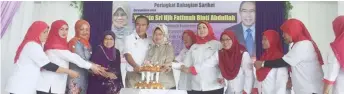  ??  ?? Fatimah (sixth left) leads the cake-cutting ceremony, joined by Sharifah Hasidah (fifth right) and Len Talif (fifth left).