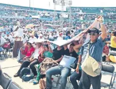  ??  ?? A las mujeres asistentes al informe de Albores Gleason les dijeron que les darían un apoyo de hasta 400 pesos y una despensa.