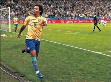  ??  ?? EUFORIA. Marcelo celebra el tercer gol de Brasil contra Paraguay.