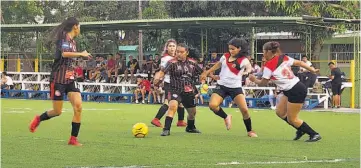  ?? ?? 1 2 2 En la mayor. El grupo femenino cojutepeca­no es el primero del municipio en llegar a la Liga Mayor de Fútbol 7 Femenina nacional.