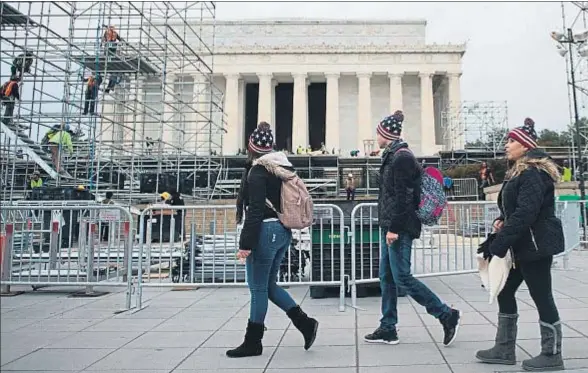  ?? ANDREW CABALLERO-REYNOLDS / AFP ?? El Mall de Washington, parque iconográfi­co del poder político y cultural de EE.UU., se prepara para la toma de posesión de Trump