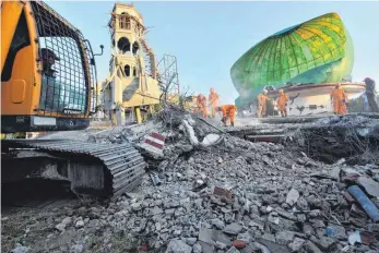  ?? FOTO: AFP ?? Eine zerstörte Moschee in Tanjong im Norden Lomboks: Die Zahl der Toten könnte noch steigen.