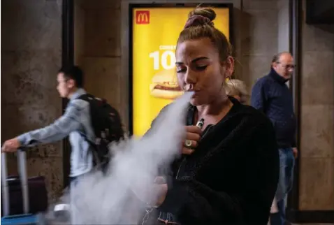  ??  ?? Den 24-årige Marlena Danyar begyndte at ryge som 12-årig, men skiftede til damp som 18-årig. Foto: Joachim Ladefoged