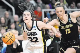  ?? Hans Pennink
The Associated Press ?? Iowa guard Caitlin Clark drives by Colorado guard Kindyll Wetta during the fourth quarter of the Hawkeyes’ 89-68 win Saturday.