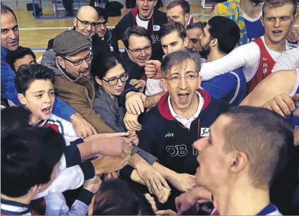  ?? FOTO: EFE ?? El alcalde de Santiago, Martiño Noriega (izquierda), dio su apoyo a Moncho Fernández (técnico) y a los equipos sénior e infantil (minicopa) en los días previos al inicio de la Copa