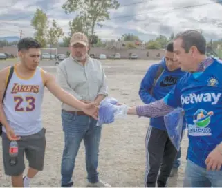  ?? LUPITA TOLEDO ?? Alcalde entrega uniformes y motiva a sgeuir practicand­o el deporte.