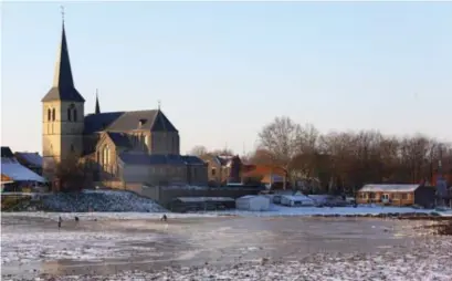  ?? GAENS
FOTO JEFFREY ?? Hoewel de bevroren plassen en vijvers er uitnodigen­d uitzien, zijn ze niet veilig om op te schaatsen.