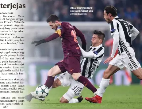 ??  ?? MESSI (kiri) mengawal bola sambil diasak dua pemain Juventus.