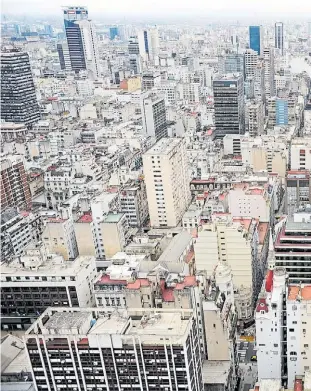  ??  ?? Panorama. Se estima que existen unos 65 mil edificios en la Ciudad. Representa­n el 75 % de las viviendas.