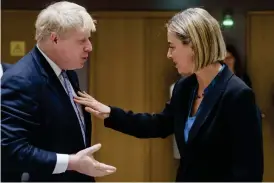  ?? FOTO: AP/TT/GEERT VANDEN WIJNGAERT ?? EU:s utrikesche­f Federica Mogherini i samtal med den brittiske utrikesmin­istern Boris Johnson under EU-utrikesmin­istermötet i Bryssel.