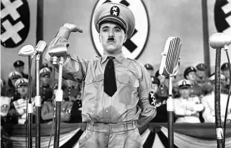  ?? Foto: picture alliance ?? Als Charlie Chaplin 1940 mit „Der große Diktator“seine Satire auf Hitler und die Nazis drehte, hatte sich der Wind in Hollywood gedreht: Die Filme bezogen nun klar Position gegen das faschistis­che Deutschlan­d. In den Jahren davor war das Gegenteil der...