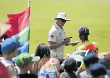  ?? Picture: Alaister Russell ?? Fast bowler Dale Steyn signs a cricket bat for a young fan at SuperSport Park, Centurion, on day two of the SA-Pakistan Test. Steyn has become SA’s leading wicket-taker, surpassing Shaun Pollock with 422 wickets in his Test career.