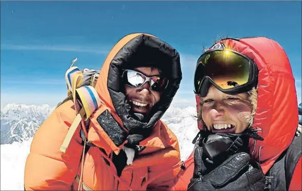  ?? CEDIDA VIBEKE ANDREA SEELAND ?? La alpinista noruega en la cima del Everest con su sherpa, Pasang, el pasado 23 de mayo