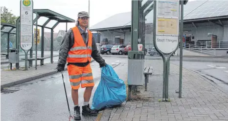  ?? SZ-FOTOS: DTP ?? Am Busbahnhof schaut er täglich vorbei: Frank Erniks leert die Mülleimer und sammelt die Kaffeebech­er, Feuerzeuge und Kippen ein.