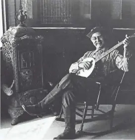  ?? JONES’ PUBLICISTS PROVIDED BY GRANDPA ?? Grandpa Jones takes a publicity photo with his banjo in 1977.