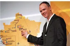  ?? FOTO: ENA/DPA ?? Titelverte­idiger Chris Froome stellte gestern die Strecke für die Tour de France 2018 vor. Und der Brite zeigt es auf der Karte an: In Ost-Frankreich ist alles leer, nächstes Jahr meidet die Tour die Saar-Lor-Lux-Region weiträumig.