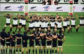  ??  ?? Samedi soir, le XV de France fera encore face au haka des Néo-Zélandais.