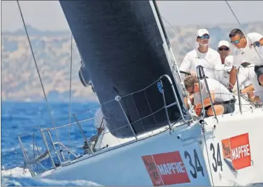  ??  ?? EL PRIMERO. El ‘Aifos’ del Rey Felipe VI dominó en la primera jornada en Palma.