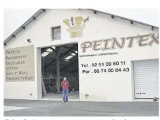  ??  ?? Christophe Annereau propose tous travaux de peinture, revêtement de sol, ravalement de façade. Son entrepôt est situé au lieu-dit Saint-Denis.