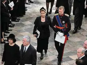  ?? ?? Großherzog Henri und Großherzog­in Maria Teresa beim Verlassen der Wesminster Abbey.