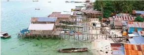  ?? ARIE PRAMANA PUTRA/BERAU POST/JPG ?? TERUS TERGERUS: Benteng penahan ombak di Pulau Sambit, Berau (24/6). Meski tak berpenghun­i, pulau ini vital karena tempat mercusuar berada (foto atas). Kondisi pantai di RT 3 Balikukup yang tergerus abrasi.